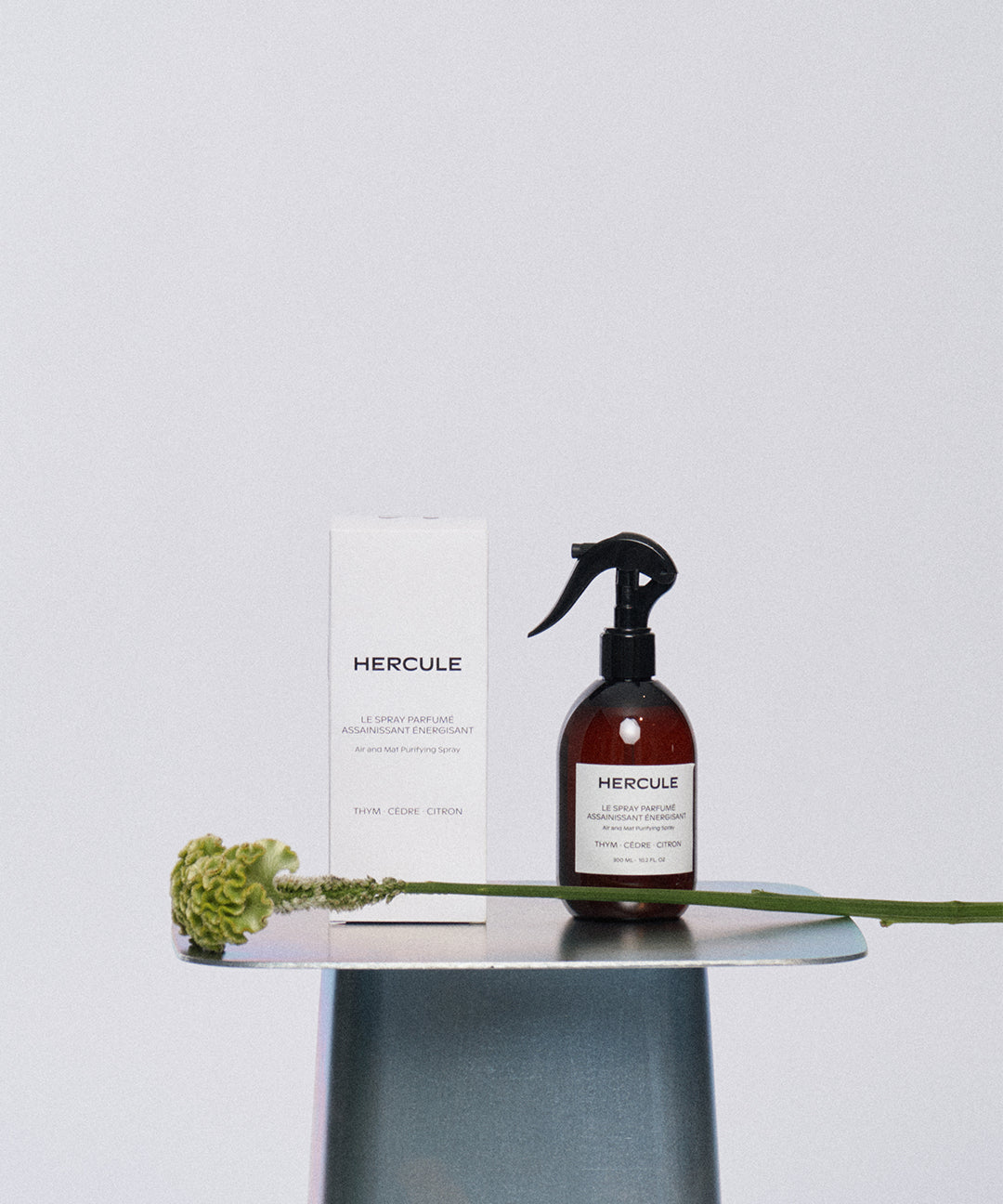 Spray pour assainir le tapis de sport et énergiser l'espace d'entraînement photo du produit sur fond blanc avec sa boite