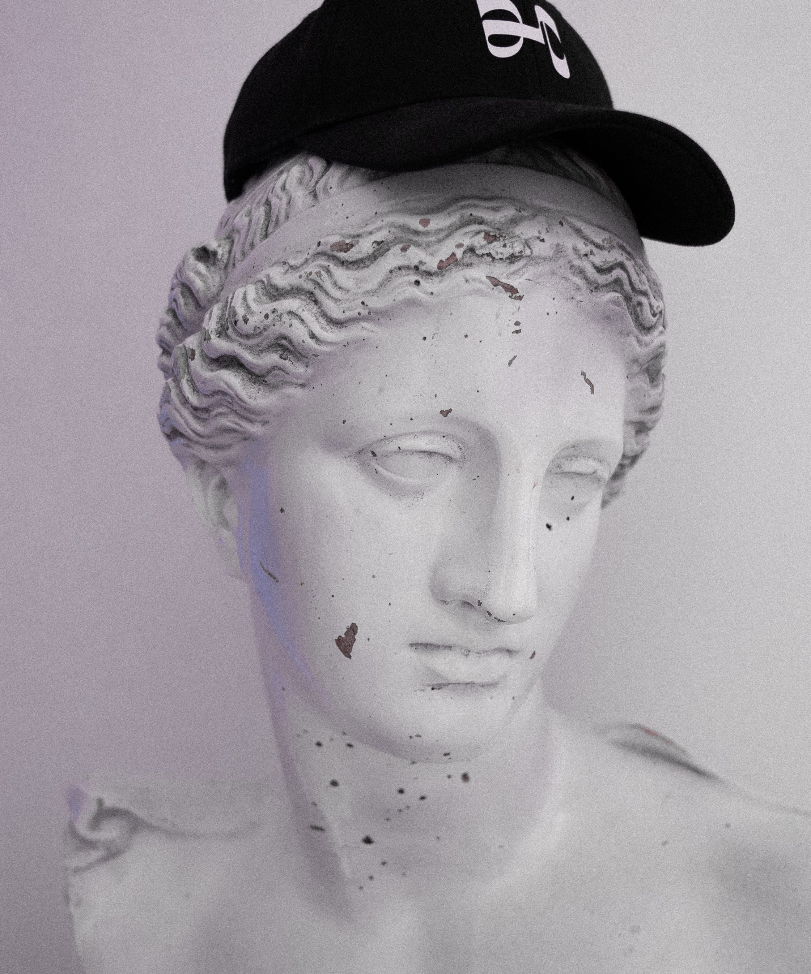 Statue avec casquette noire et logo de la marque Hercule Studio