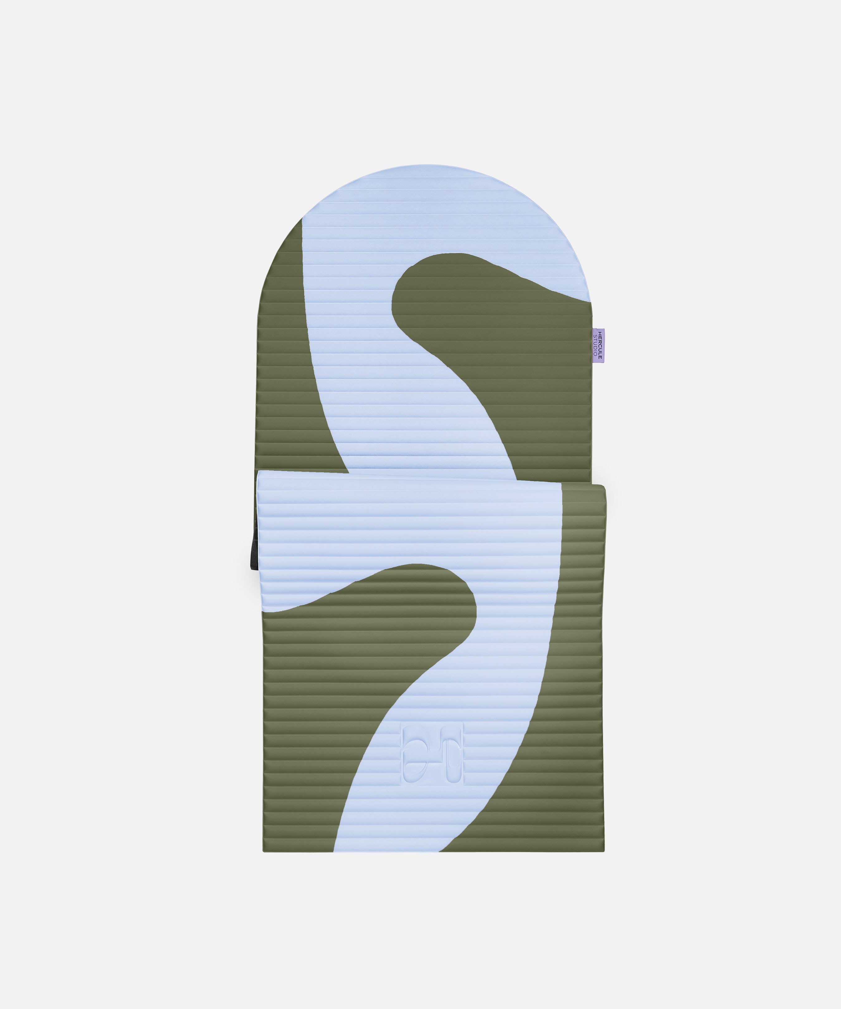 Tapis de sport en forme d'arche Hercule Studio, modèle Archy imprimé kaki et bleu (Axel), tapis de sol design durable Made in France pour fitness, pilates et étirements, vue semi dépliée