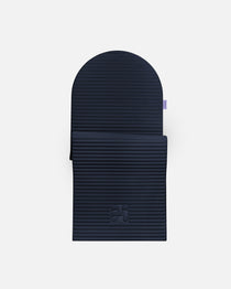 Tapis de sport en forme d'arche Hercule Studio, modèle Archy bleu marine (navy), tapis de sol design durable et premium Made in France pour fitness, pilates et étirements, vue semi dépliée