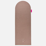 Tapis de sport en édition limitée Hercule Studio x From Future Sandy Brown, tapis de sol fitness en cachemire beige 100 %, design innovant et premium pour pilates, gym et étirements, vue dépliée