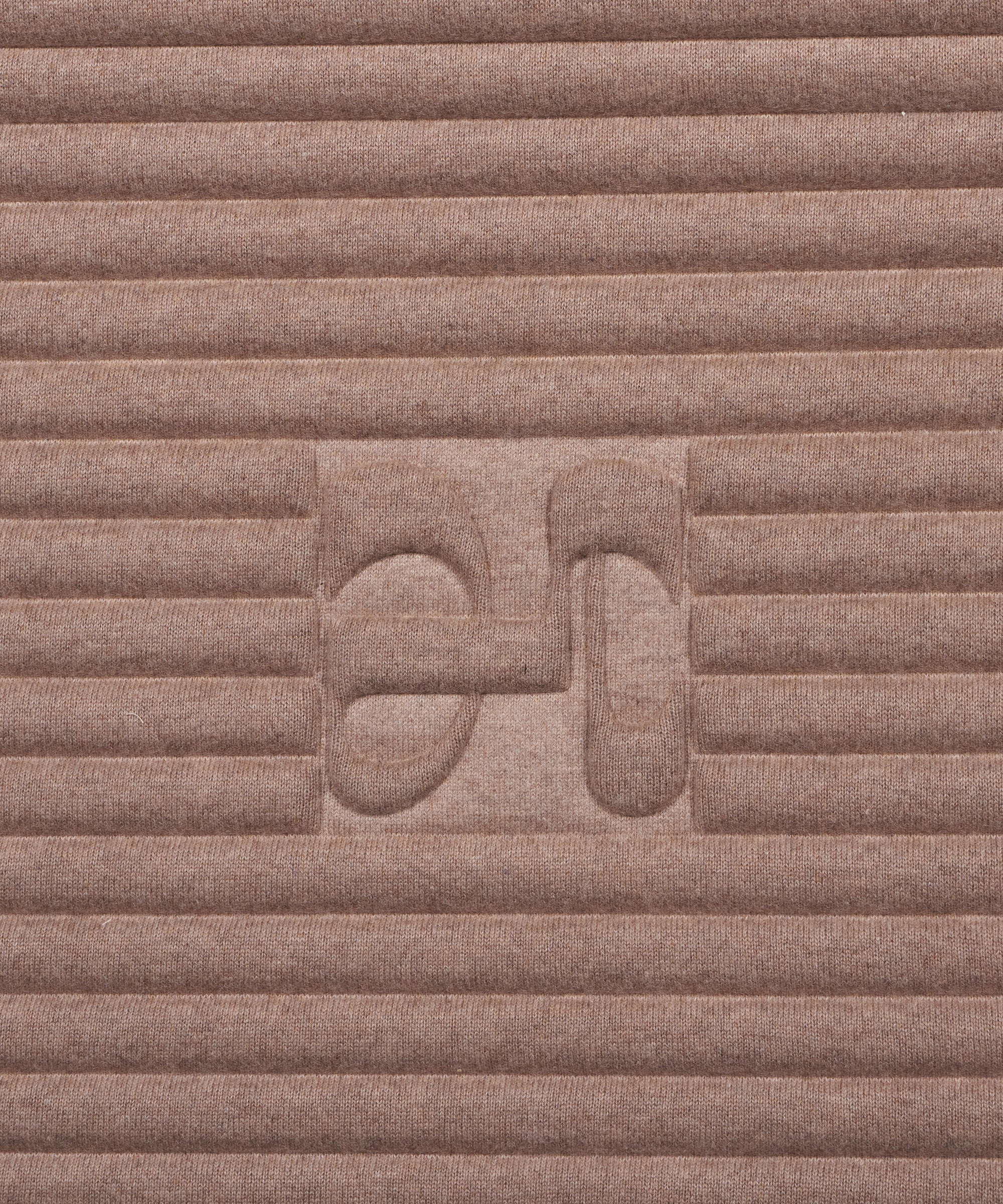 Zoom sur la texture cachemire beige et logo H embossé du tapis de sport Hercule Studio x From Future Sandy Brown