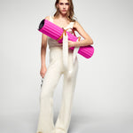 Tapis de sol pour le fitness le yoga et le pilates en cachemire de la marque hercule studio en collaboration édition limitée avec from future modèle archy couleur candy pink photo lifestyle avec mannequin et sangle de transport soca