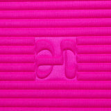Zoom sur la texture cachemire rose fuchsia et logo H embossé du tapis de sport Hercule Studio x From Future Candy Pink