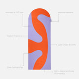 Tapis de sport déplié Hercule Studio Archy imprimé rouge et violet (Axel), tapis de sol design durable et premium Made in France pour fitness, pilates et étirements, avec annotations montrant les caractéristiques et points de qualité du produit