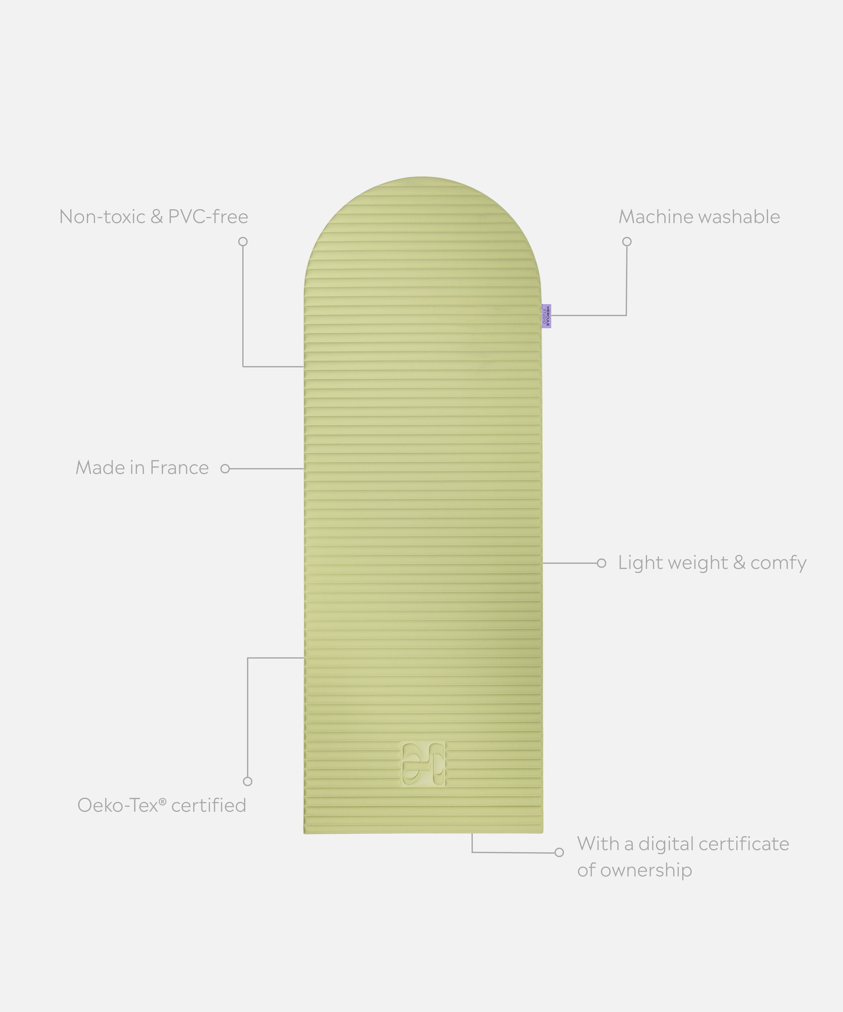 Tapis de sport déplié Hercule Studio Archy vert clair (pistache), tapis de sol design durable et premium Made in France pour fitness, pilates et étirements, avec annotations montrant les caractéristiques et points de qualité du produit
