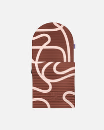 Tapis de sport en forme d’arche Hercule Studio, modèle Archy imprimé marron et écru (Bari choco), tapis de sol design durable Made in France pour fitness, pilates et étirements, vue semi dépliée