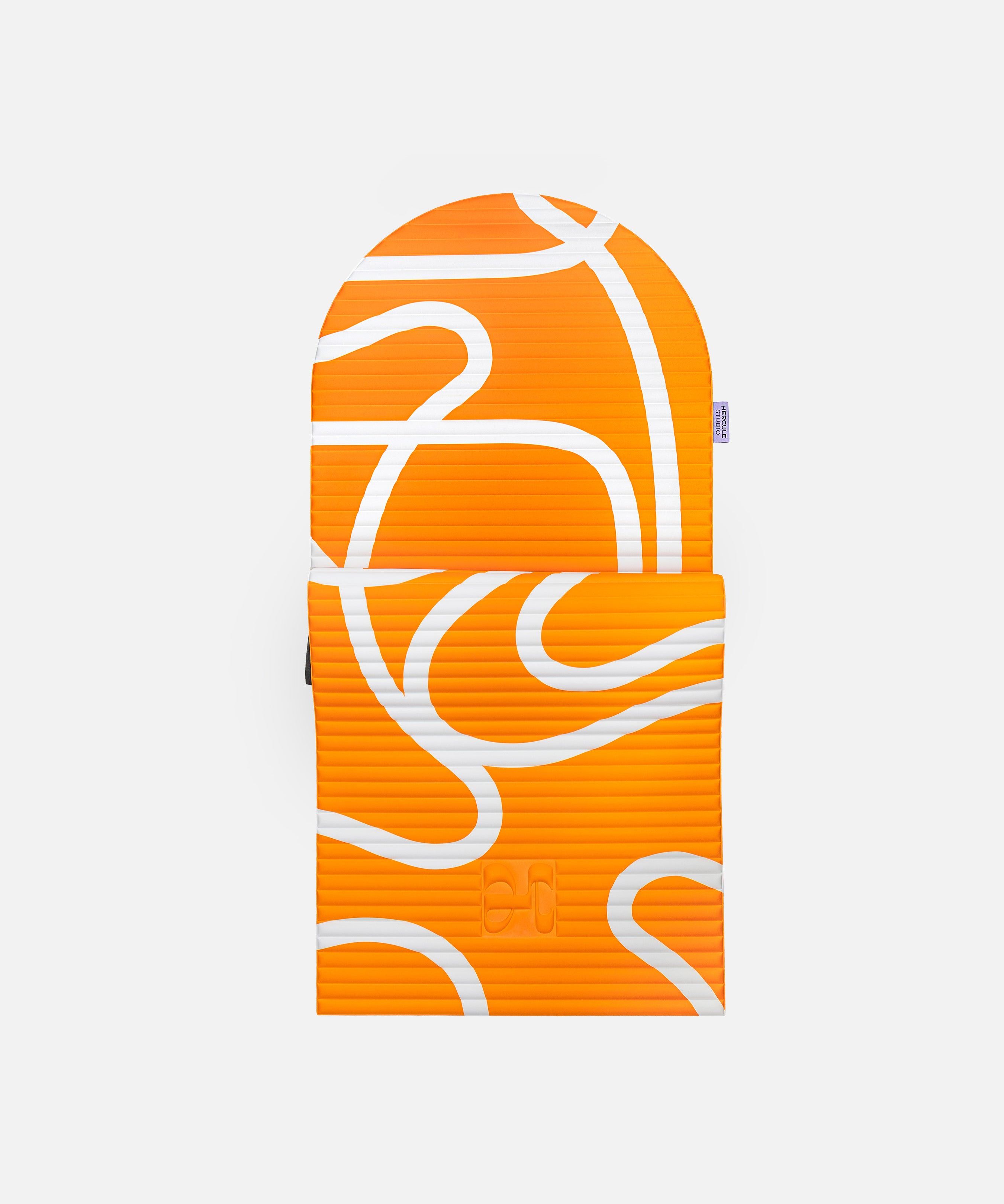 Tapis de sport en forme d’arche Hercule Studio, modèle Archy imprimé orange et écru (Bari orange pop), tapis de sol design durable Made in France pour fitness, pilates et étirements, vue semi dépliée