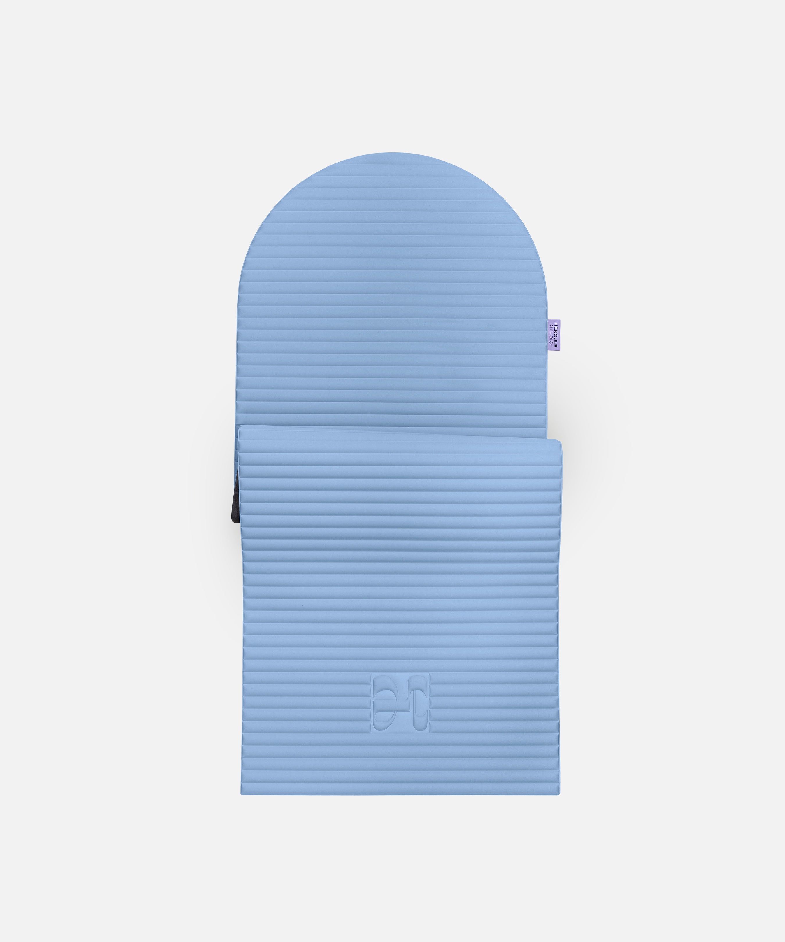 Tapis de sport en forme d’arche Hercule Studio, modèle Archy bleu (blue jean), tapis de sol design durable et premium Made in France pour fitness, pilates et étirements, vue semi dépliée