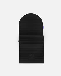 Tapis de sport en forme d’arche Hercule Studio, modèle Archy noir (outrenoir), tapis de sol design durable et premium Made in France pour fitness, pilates et étirements, vue semi dépliée