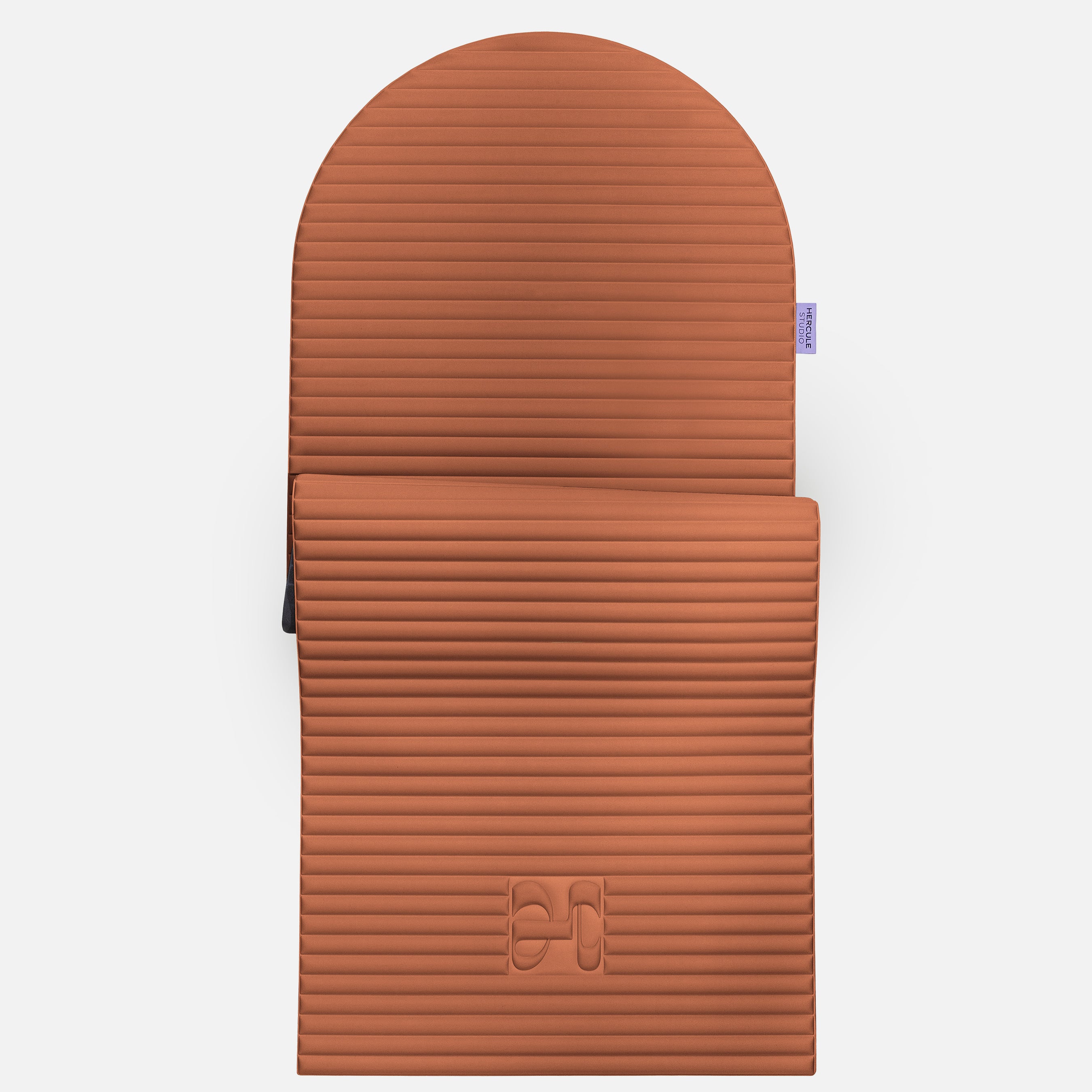 Tapis de sol pour le fitness le yoga et le pilates de la marque hercule studio modèle archy couleur terre cuite packshot semi déplié