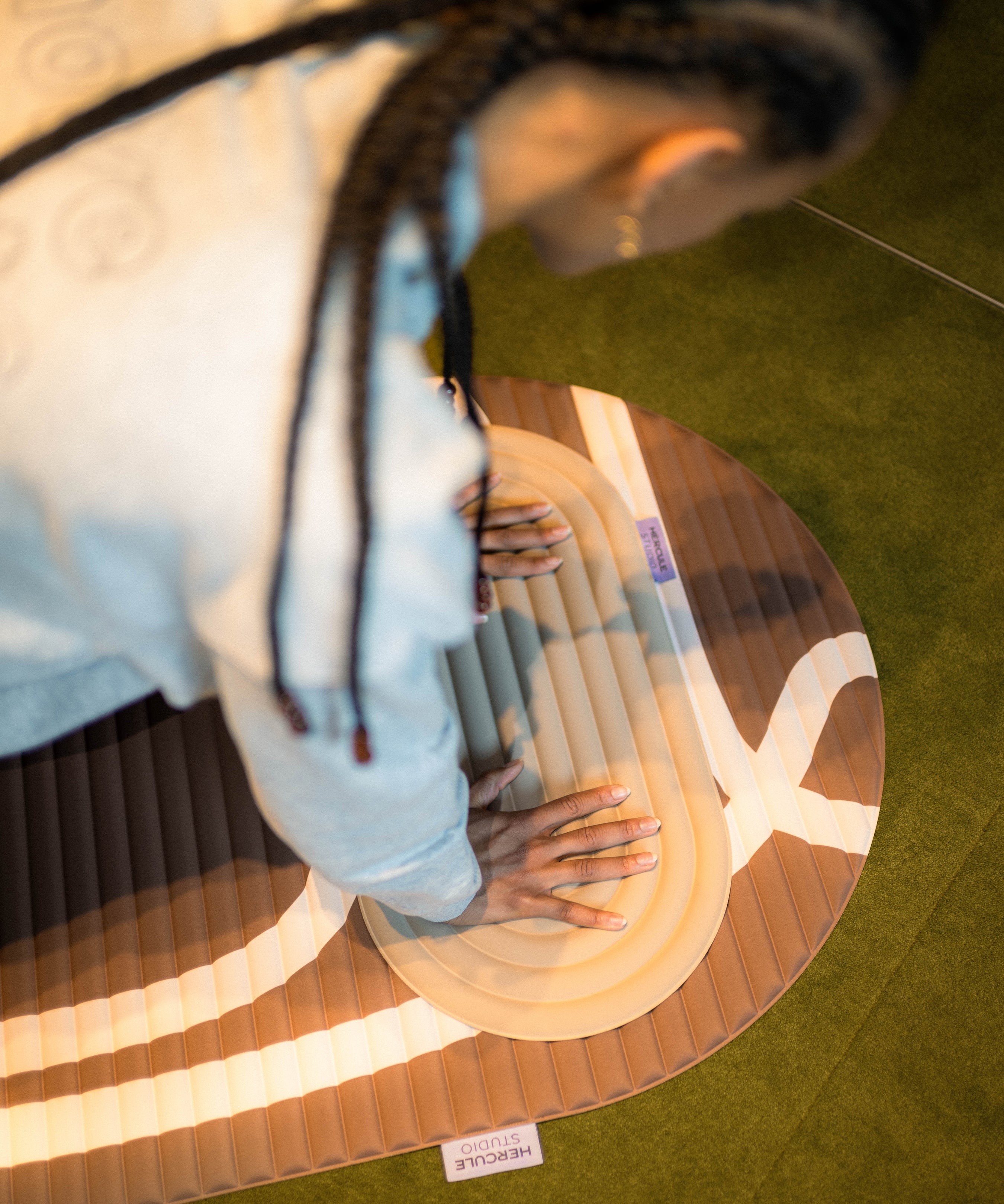 Lifestyle fitness avec pad ergonomique Galé Hercule Studio beige dune, mini tapis compact pour exercices au sol et soutien des genoux et tapis de sport Archy imprimé marron Bari Choco