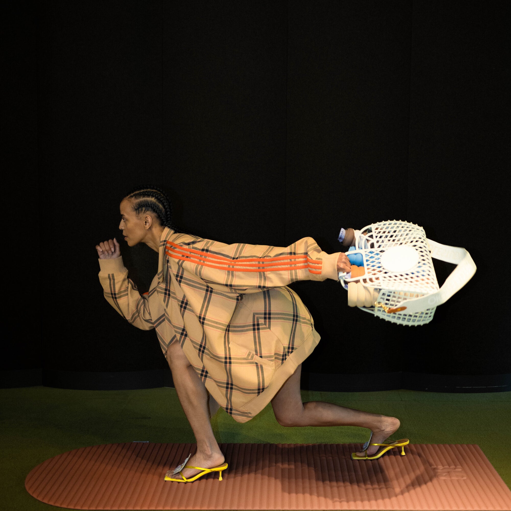 Mannequin en talons sur tapis de sport Archy couleur terre cuite de la marque Hercule Studio