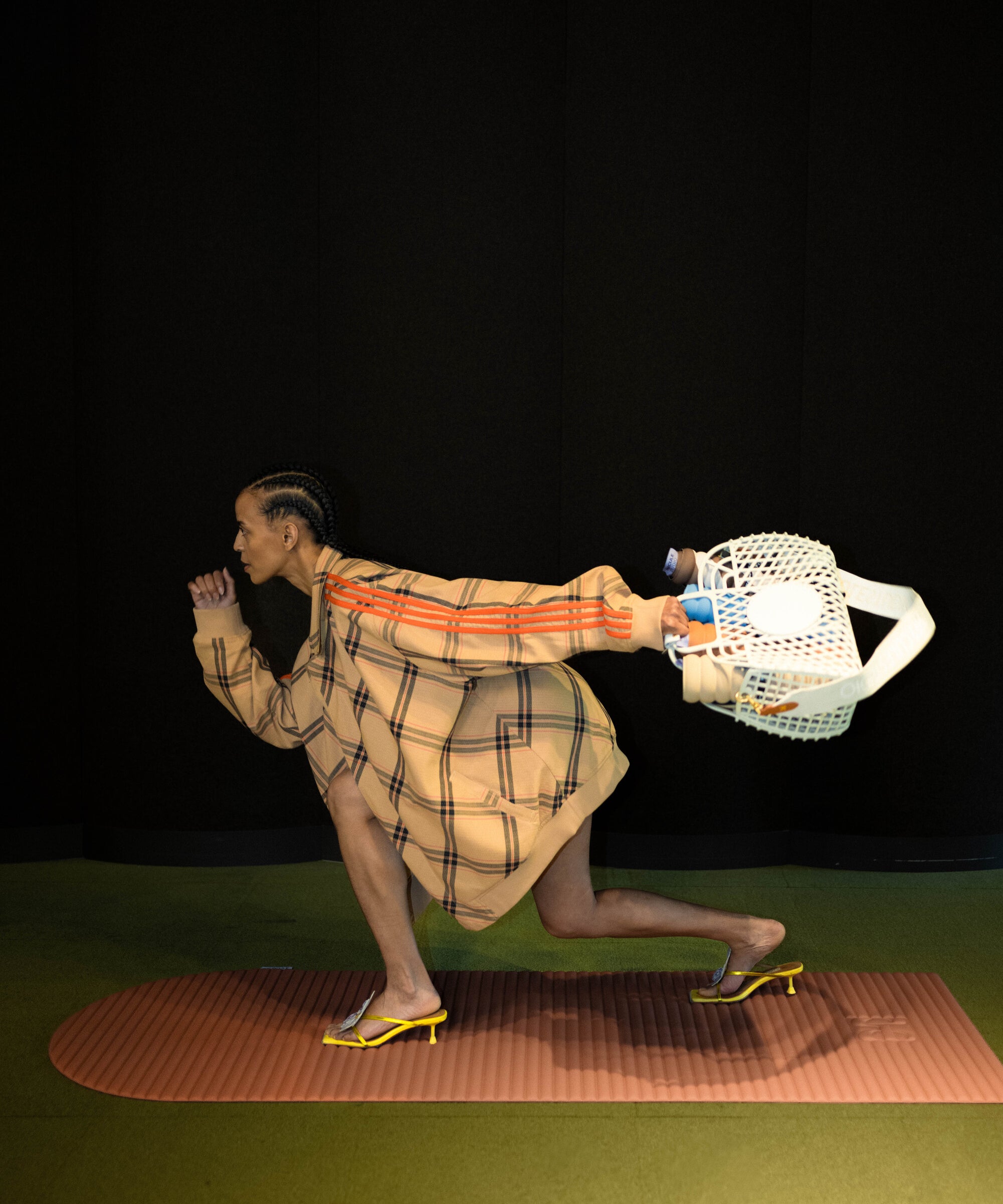 Mannequin en talons sur tapis de sport Archy couleur terre cuite de la marque Hercule Studio