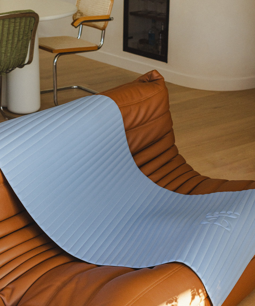 Tapis de sol pour le fitness le yoga et le pilates de la marque hercule studio modèle archy couleur blue jean packshot lifestyle déplié