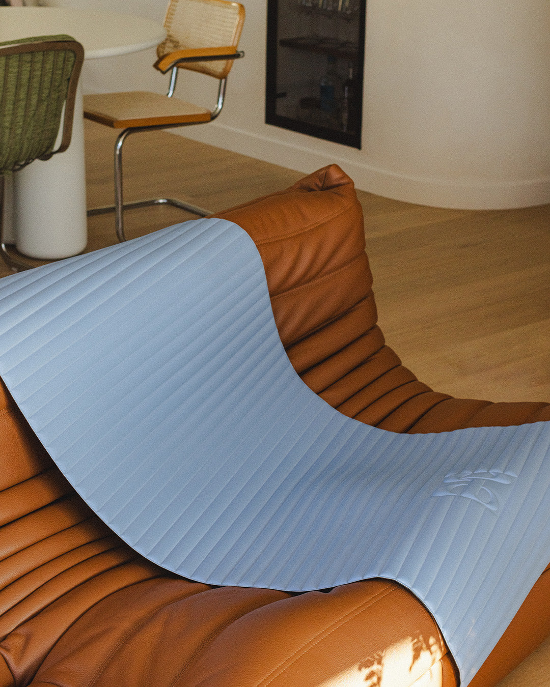 Tapis de sol pour le fitness le yoga et le pilates de la marque hercule studio modèle archy couleur blue jean packshot lifestyle déplié