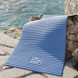 Tapis de sol pour le fitness le yoga et le pilates de la marque hercule studio modèle archy couleur blue jean photo lifestyle mer