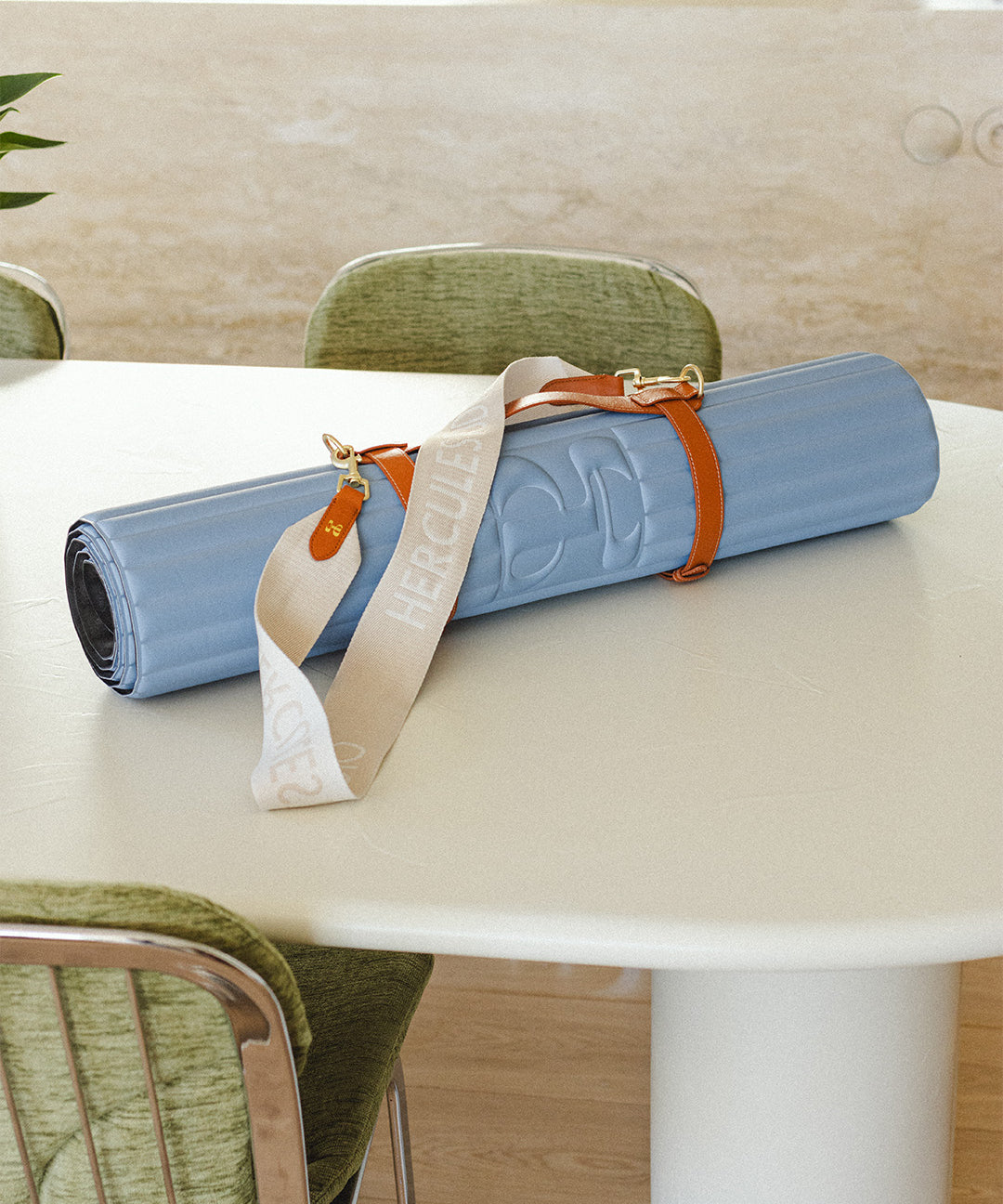 Tapis de sol pour le fitness le yoga et le pilates de la marque hercule studio modèle archy couleur blue jean photo lifestyle roulé avec sangle de transport soca