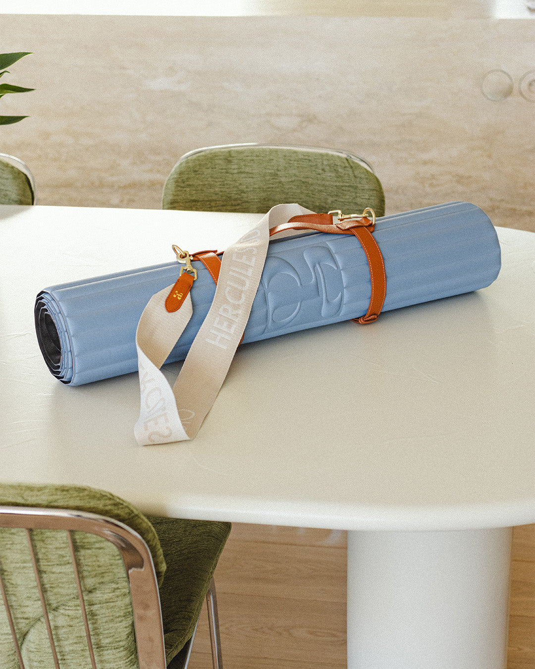Tapis de sol pour le fitness le yoga et le pilates de la marque hercule studio modèle archy couleur blue jean packshot lifestyle roulé avec sangle de transport soca
