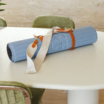 Tapis de sol pour le fitness le yoga et le pilates de la marque hercule studio modèle archy couleur blue jean packshot lifestyle roulé avec sangle de transport soca
