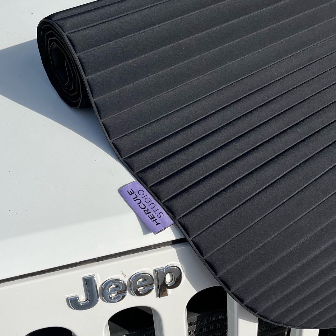 Tapis de sol pour le fitness le yoga et le pilates de la marque hercule studio modèle archy couleur outrenoir photo du tapis sur une voiture