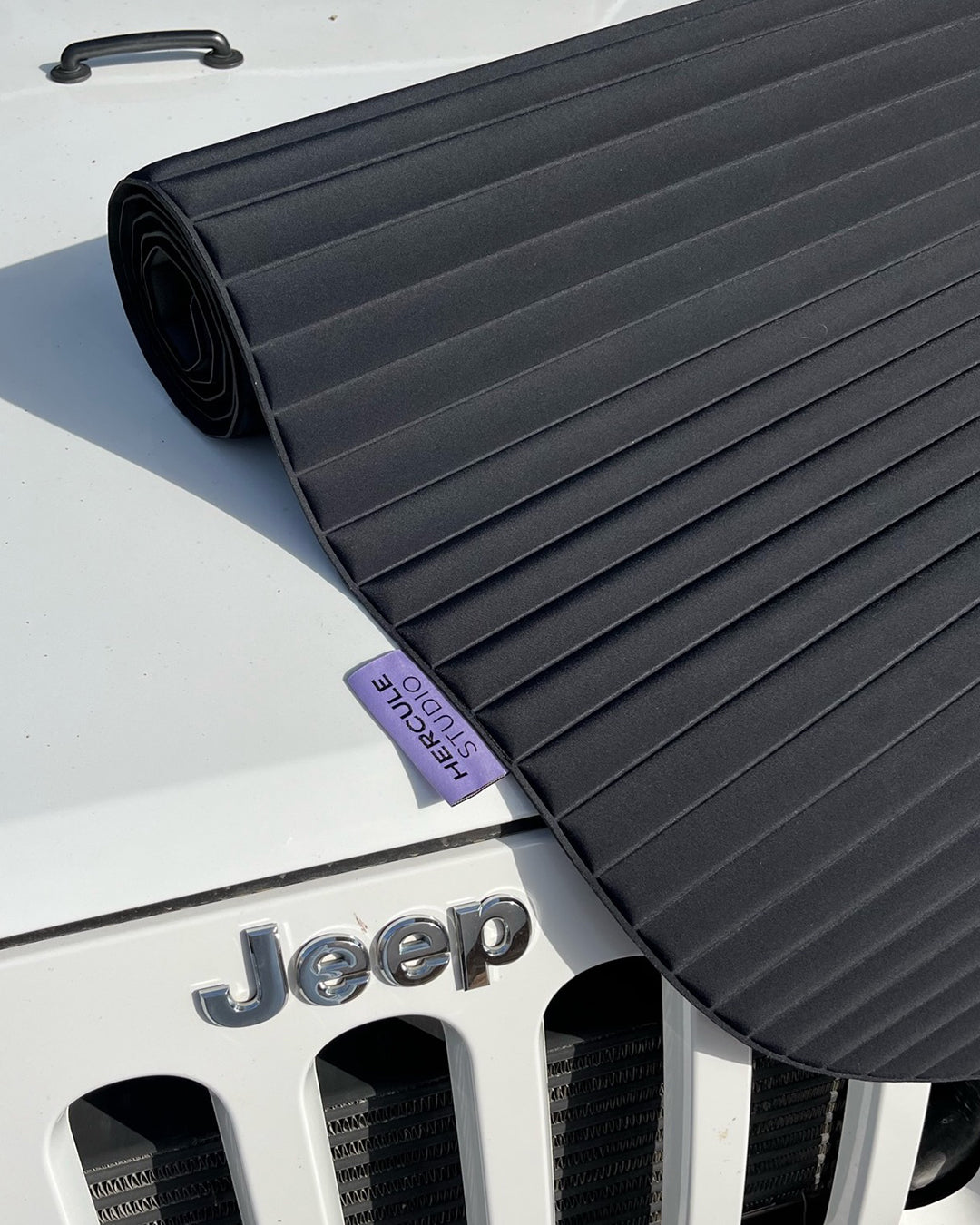 Tapis de sol pour le fitness le yoga et le pilates de la marque hercule studio modèle archy couleur outrenoir photo du tapis sur une voiture