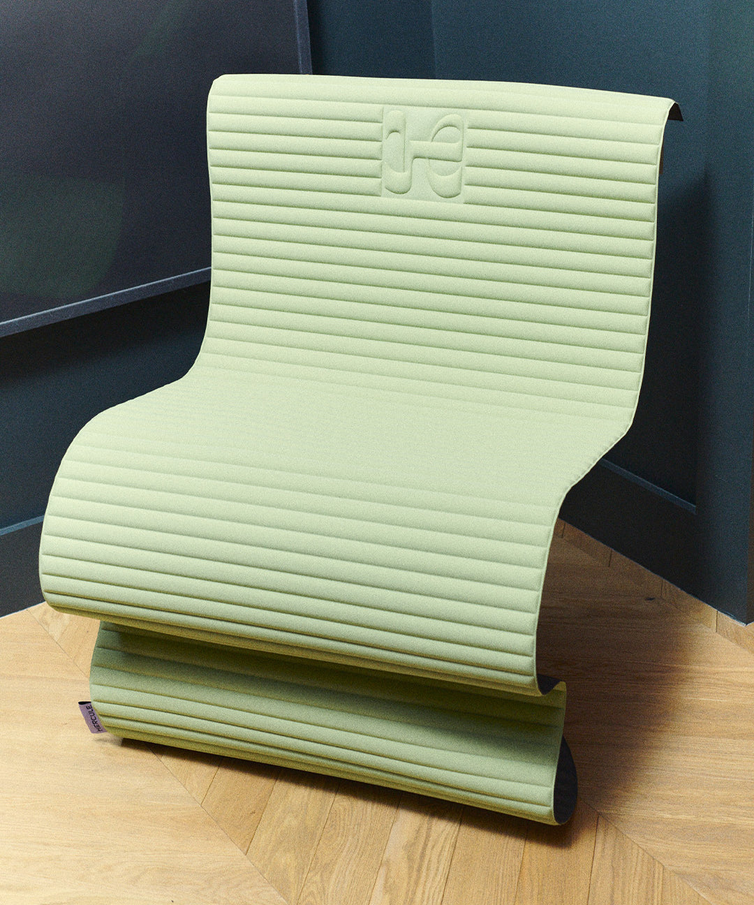 Tapis de sol pour fitness yoga et pilates de la marque hercule studio modèle archy couleur pistache photo design du tapis au sol sur une chaise