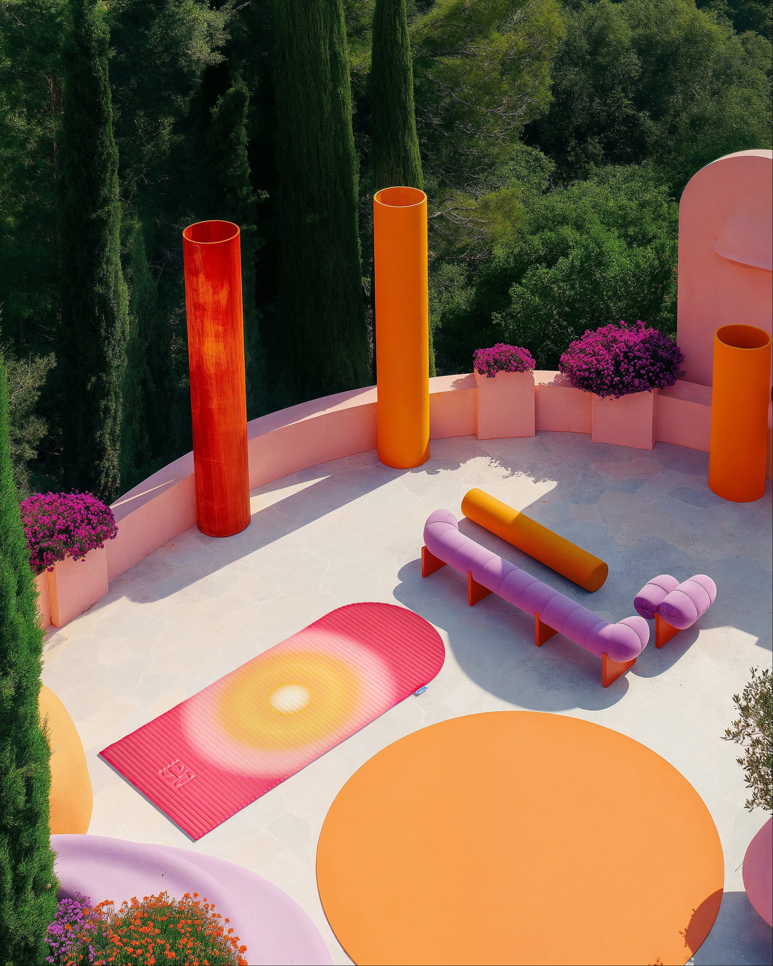 Tapis de sol pour le fitness le yoga et le pilates de la marque hercule studio en collaboration avec uchronia modèle archy imprimé summer shooting déplié sur un fond architectural et estivale réalisé par l'inteligence artificielle