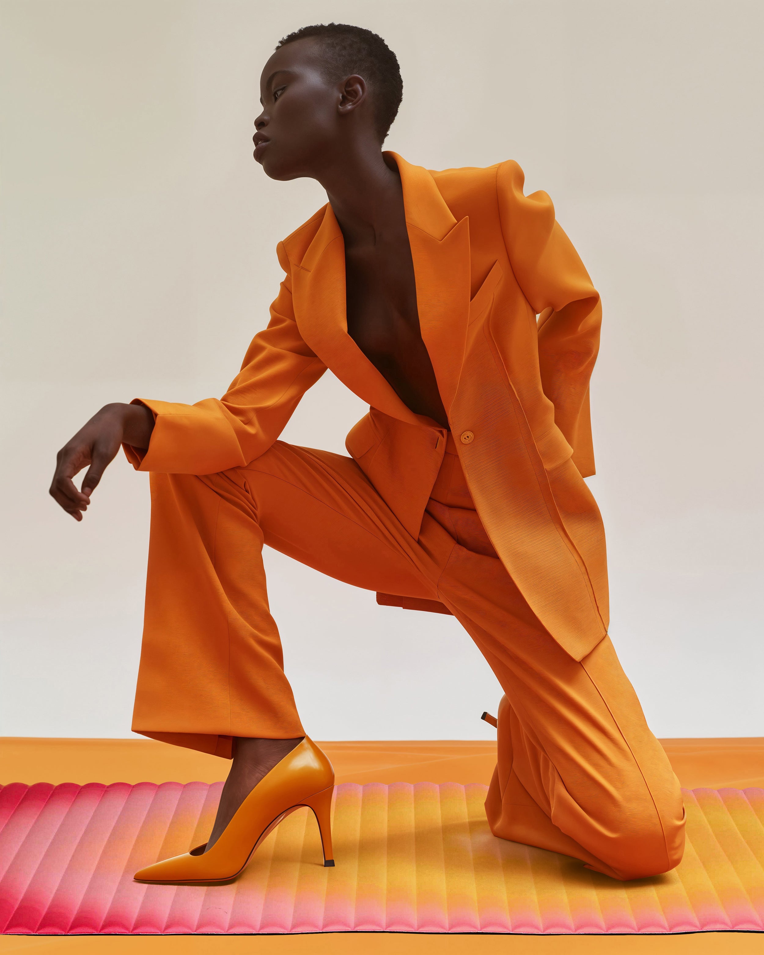 Tapis de sol pour le fitness le yoga et le pilates de la marque hercule studio en collaboration avec uchronia modèle archy imprimé summer déplié shooting mannequin