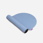 Tapis de sol pour le fitness le yoga et le pilates de la marque hercule studio modèle archy couleur blue jean packshot semi roulé