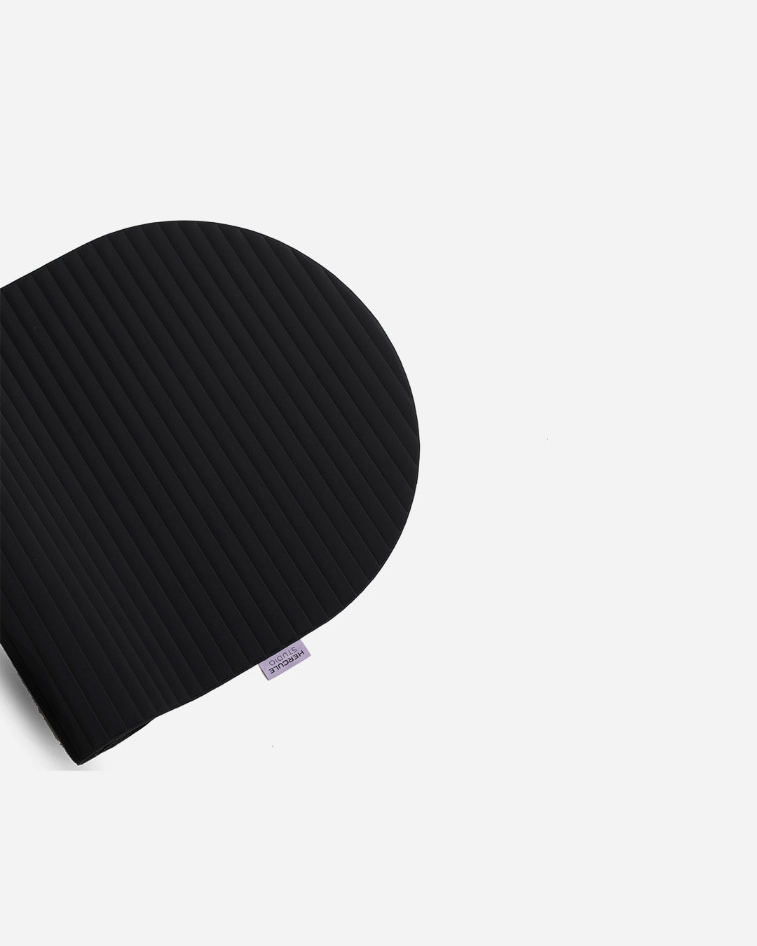 Tapis de sol pour le fitness le yoga et le pilates de la marque hercule studio modèle archy couleur outrenoir packshot semi roulé
