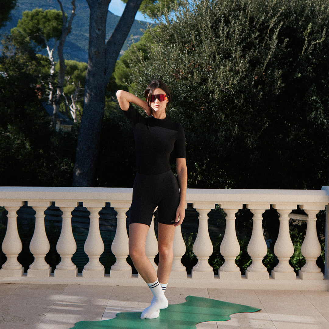 Tapis de sol pour le yoga de la marque hercule studio modèle mar couleur golf vert photo avec mannequin debout sur le tapis