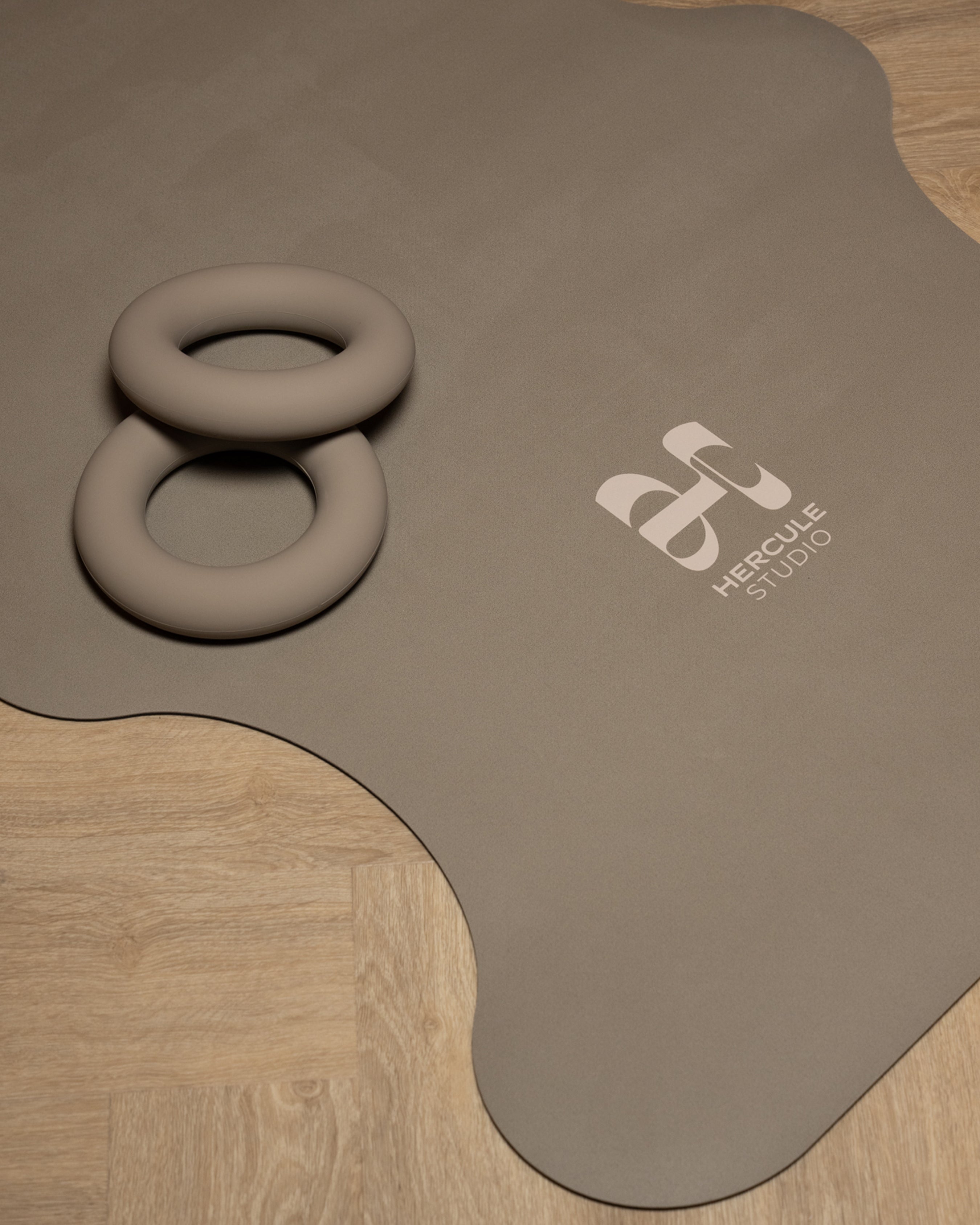 Hercule Studio Mar Greige yoga mat in lifestyle session, natural beige-grey color for a zen yoga session, high grip PVC-free natural rubber