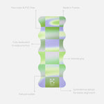 Tapis de yoga Mar de la marque Hercule Studio en collaboration avec Leslie David Studio en matière suède, couleur bleu, vert et argent Breathe In packshot avec éléments de réassurance