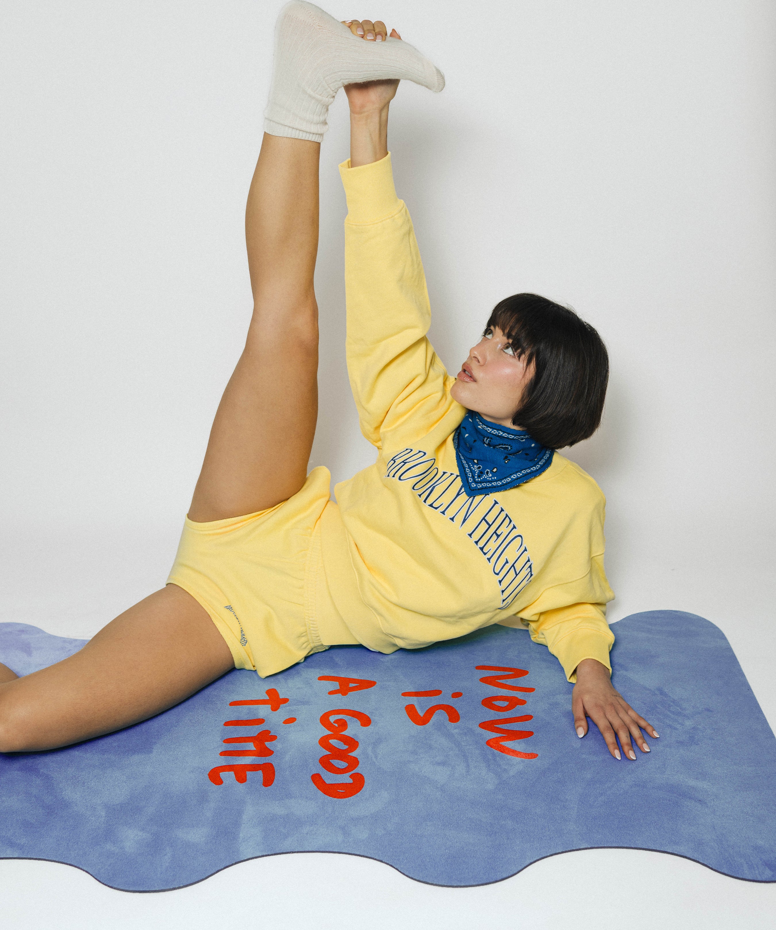 Lifestyle yoga practice with the Hercule Studio Mar Thomas Lélu mat, washable suede with motivating message for flow and meditation