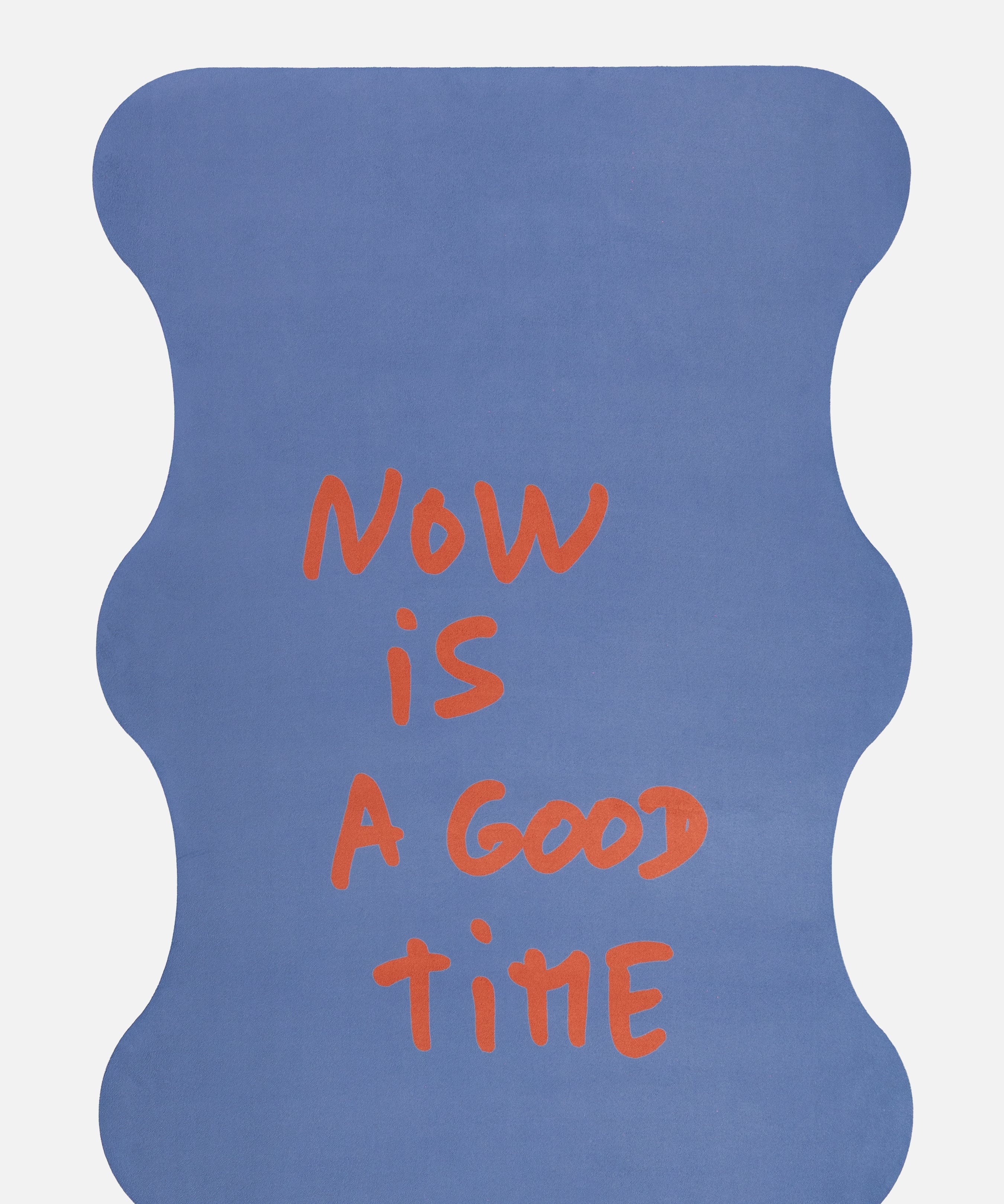 Close-up of the quote “Now is a good time” on the Hercule Studio x Thomas Lélu yoga mat, featuring an inspiring red message on a blue background