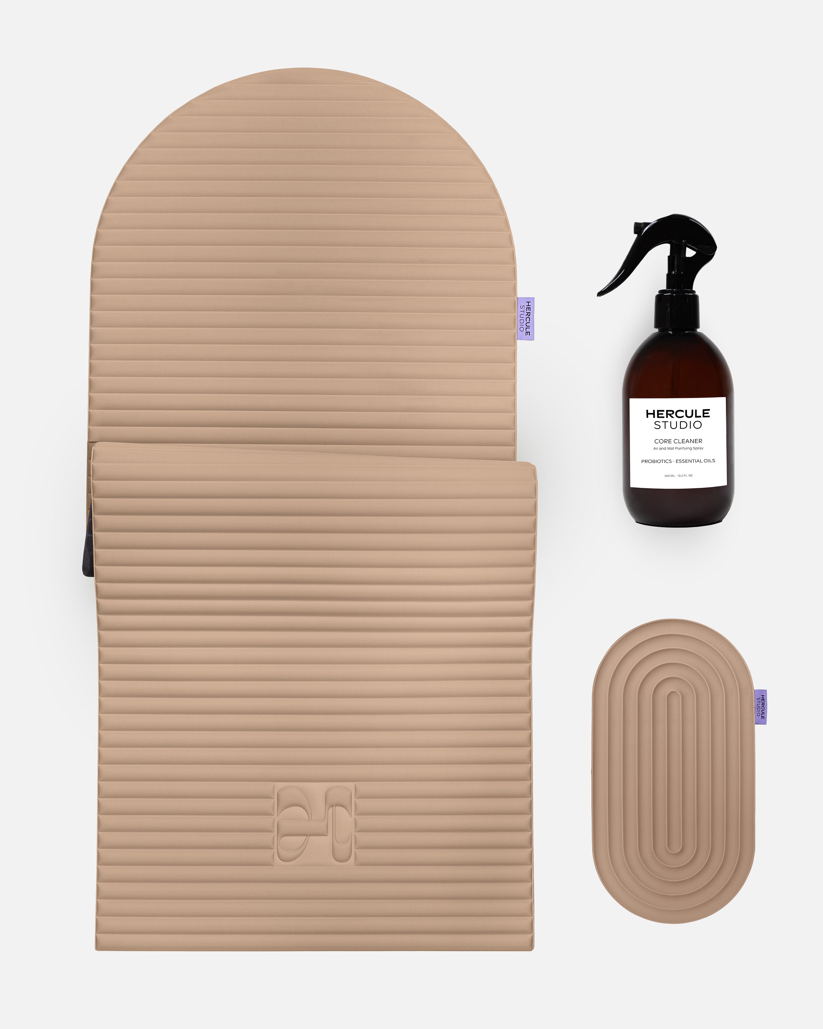 Hercule Studio Dune beige essential wellness bundle including the ergonomic Archy mat, the Galé comfort mini mat and the sport mat sanitizing spray, eco-designed Made in France Pilates and fitness pack, packshot visual